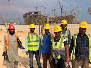 Trabalhadores em frente ao estádio Lusail, em Doha, no Qatar, que será usado na Copa do Mundo de 2022 - Tiago Leme/ysoke - Tiago Leme/UOL