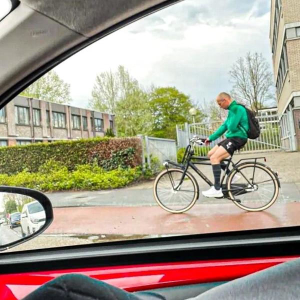 Arjen Robben é visto andando de bicicleta após partida pelo FC Groningen