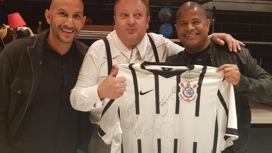 Marcelinho Carioca presenteia Erick Jacquin com camisa do Corinthians - Instagram