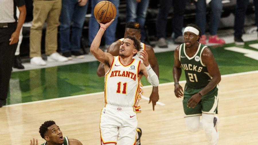 Trae Young, do Atlanta Hawks, tenta o arremesso contra o Milwaukee Bucks nos playoffs da NBA - Jeff Hanisch/USA TODAY Sports 