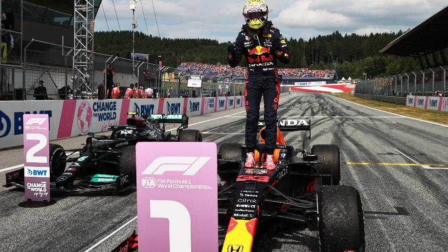 Verstappen, da Red Bull, comemora a vitória no GP da Áustria, sua terceira consecutiva na temporada 2021  - Photo by Mark Thompson/Getty Images