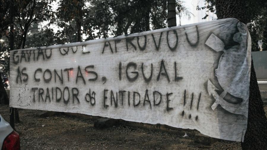 Faixa da manifestação realida na frente do Pq São Jorge, sede do Corinthians - Reprodução/Twitter