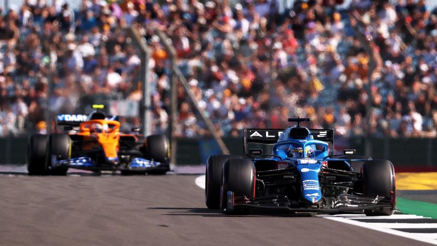 Fernando Alonso ganhou seis posições na primeira volta do sprint e foi um dos destaques da mini-corrida - Lars Baron/Getty Images