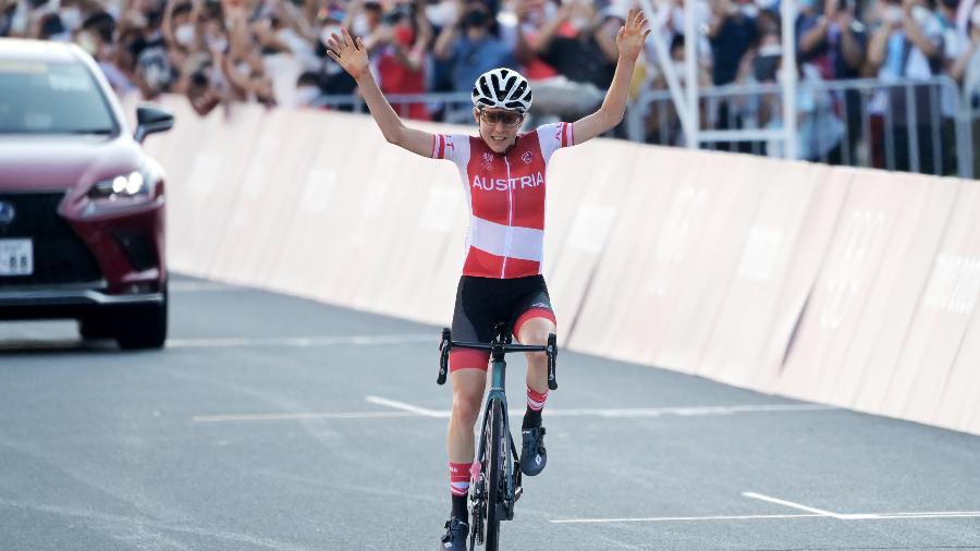 Anna Kiesenhofer cruzou em primeiro lugar na prova de ciclismo de estrada feminino - Sebastian Gollnow/picture alliance via Getty Images
