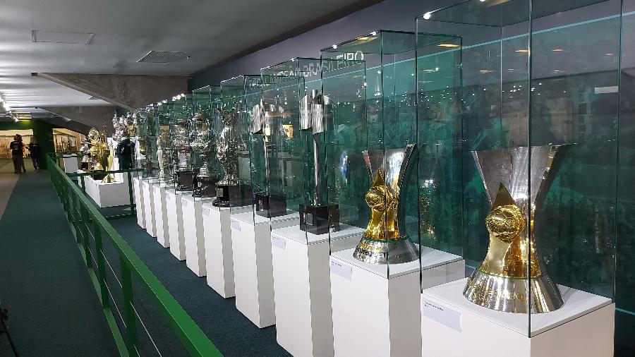 Os dez troféus dos Campeonatos Brasileiros conquistados pelo Palmeiras - Diego Iwata Lima/ UOL 