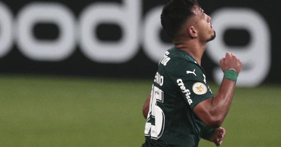 Gabriel Menino comemora o seu gol pelo Palmeiras no clássico contra o Corinthians, pela 22ª rodada do Brasileirão