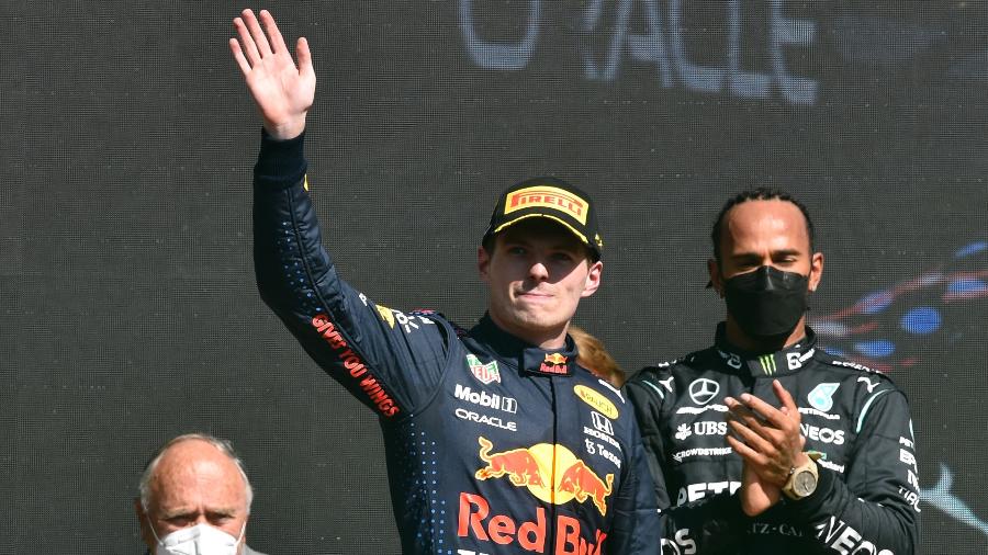 Max Verstappen comemora vitória no GP da Cidade do México, com Lewis Hamilton ao fundo - Alfredo Estrella/AFP