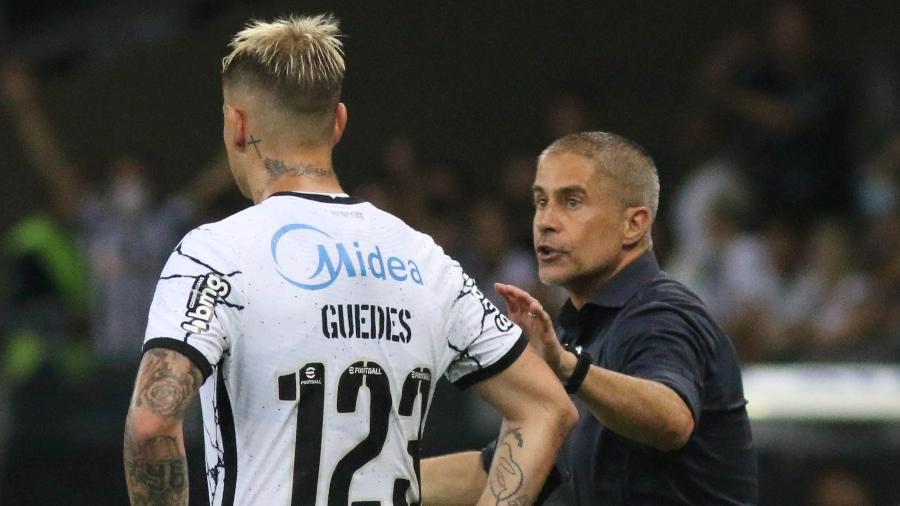 Sylvinho, técnico do Corinthians, junto com o jogador Róger Guedes - Fernando Moreno/AGIF