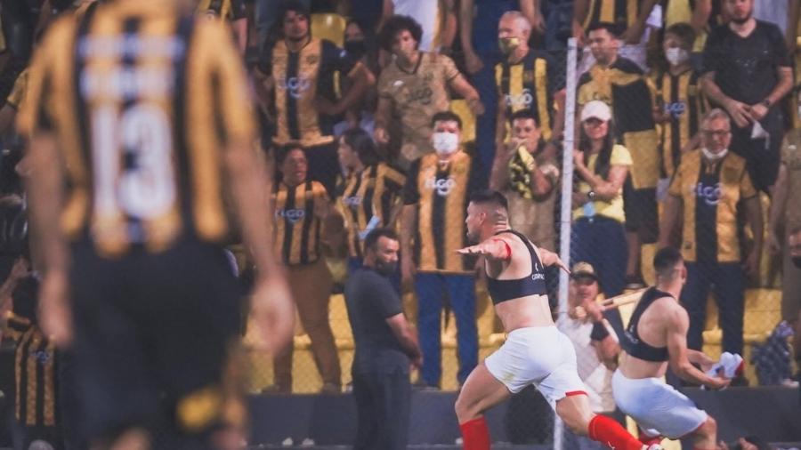 Jogadores do Cerro Porteño comemoram gol no último minuto que garantiu título - Reprodução/ClubCerroPorteño