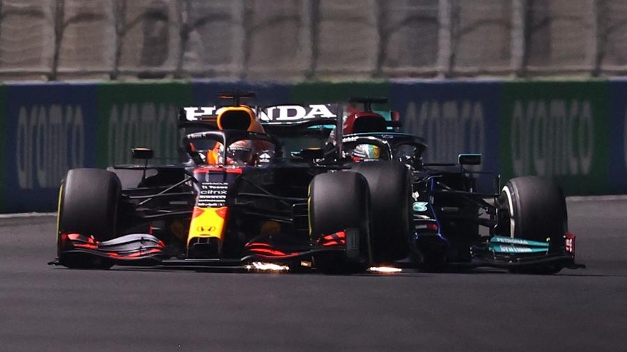 Lewis Hamilton acerta a traseira de Max Verstappen na 37ª volta do GP da Arábia Saudita -  Lars Baron/Getty Images/Red Bull