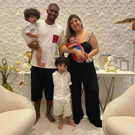 Marlon, zagueiro do Shakhtar Donetsk, com a mulher e os filhos - Reprodução/Instagra/@marlonsantos_ms4 - Reprodução/Instagra/@marlonsantos_ms4