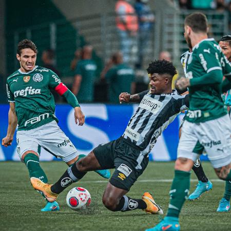 Eduardo Bauermann, do Santos, disputa bola contra jogadores do Palmeiras em partida do Campeonato Paulista - Anderson Lira/Estadão Conteúdo