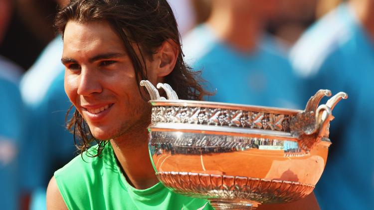 Rafael Nadal com o troféu de Roland Garros em 2008