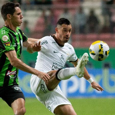 Giuliano em ação com a camisa do Corinthians no jogo contra o América-MG