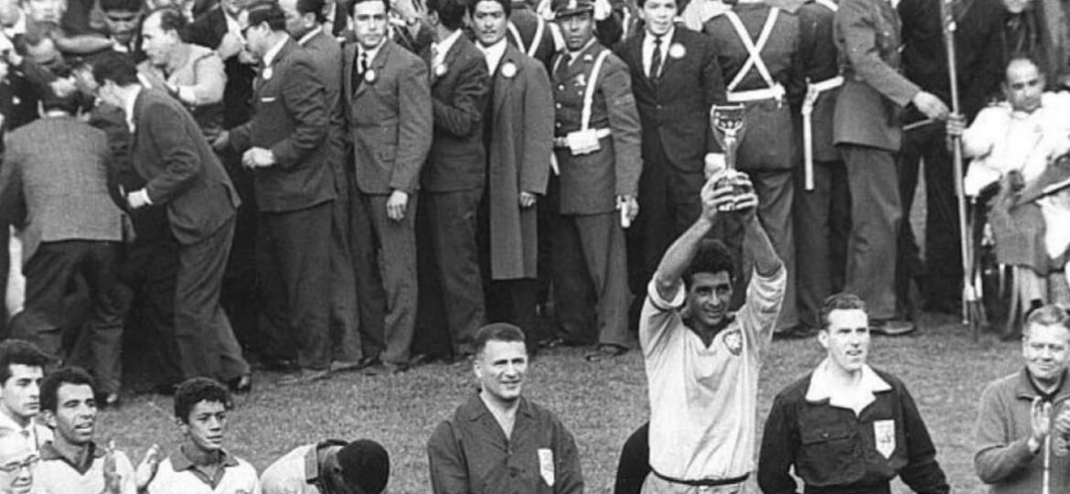 Mauro Ramos de Oliveira ergue a taça Jules Rimet após a Copa do Mundo de 1962, no Chile - Acervo pessoal