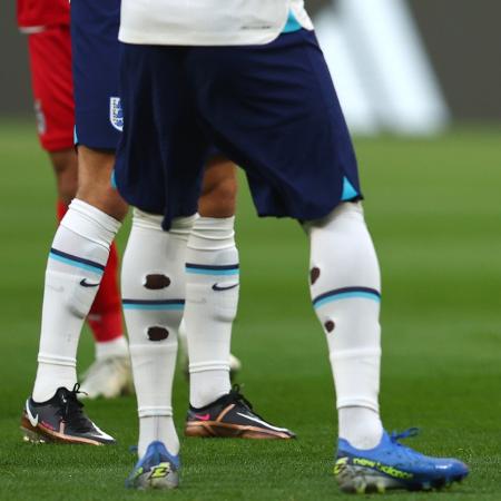 Jogadores da Inglaterra reclamam com árbitro Raphael Claus de um possível pênalti na partida contra o Irã - Chris Brunskill/Fantasista/Getty Images