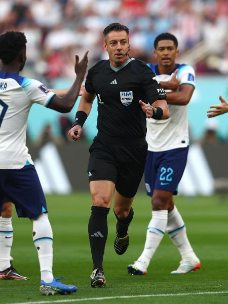 Jogadores da Inglaterra reclamam com árbitro Raphael Claus de um possível pênalti na partida contra o Irã - Chris Brunskill/Fantasista/Getty Images