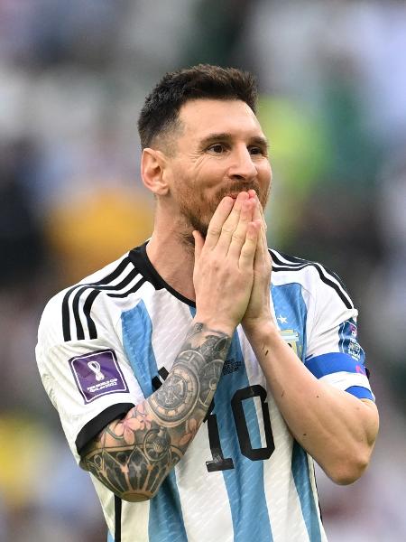 Messi leva as mãos ao rosto na partida entre Argentina x Arábia Saudita - Matthias Hangst/Getty Images