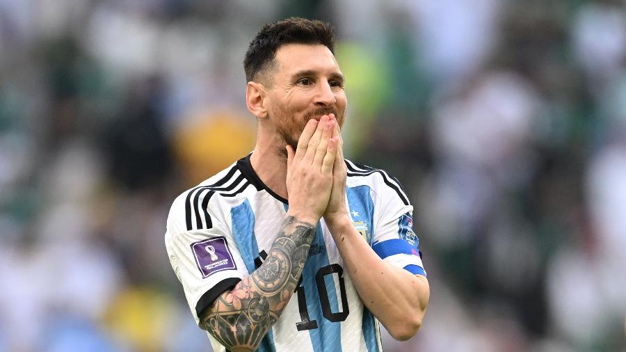 Messi leva as mãos ao rosto na partida entre Argentina x Arábia Saudita - Matthias Hangst/Getty Images