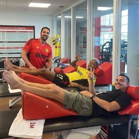 Bruno Henrique, de amarelo, recebe tratamento do fisioterapeuta Márcio Puglia ao lado do jovem Daniel Cabral - Reprodução / Instagram