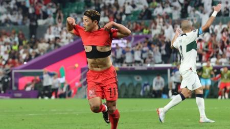 Heechan Hwang, da Coreia do Sul, tira a camisa para comemorar o gol d virada sobre Portugal na Copa - Alex Grimm/Getty Images - Alex Grimm/Getty Images