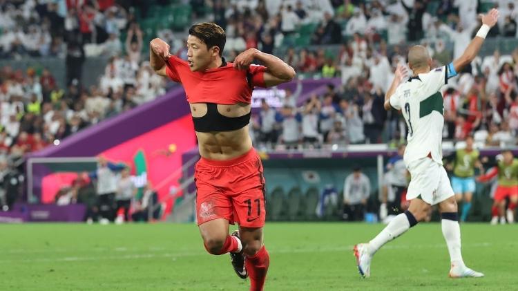 Heechan Hwang, da Coreia do Sul, tira a camisa para comemorar o gol d virada sobre Portugal na Copa - Alex Grimm/Getty Images - Alex Grimm/Getty Images