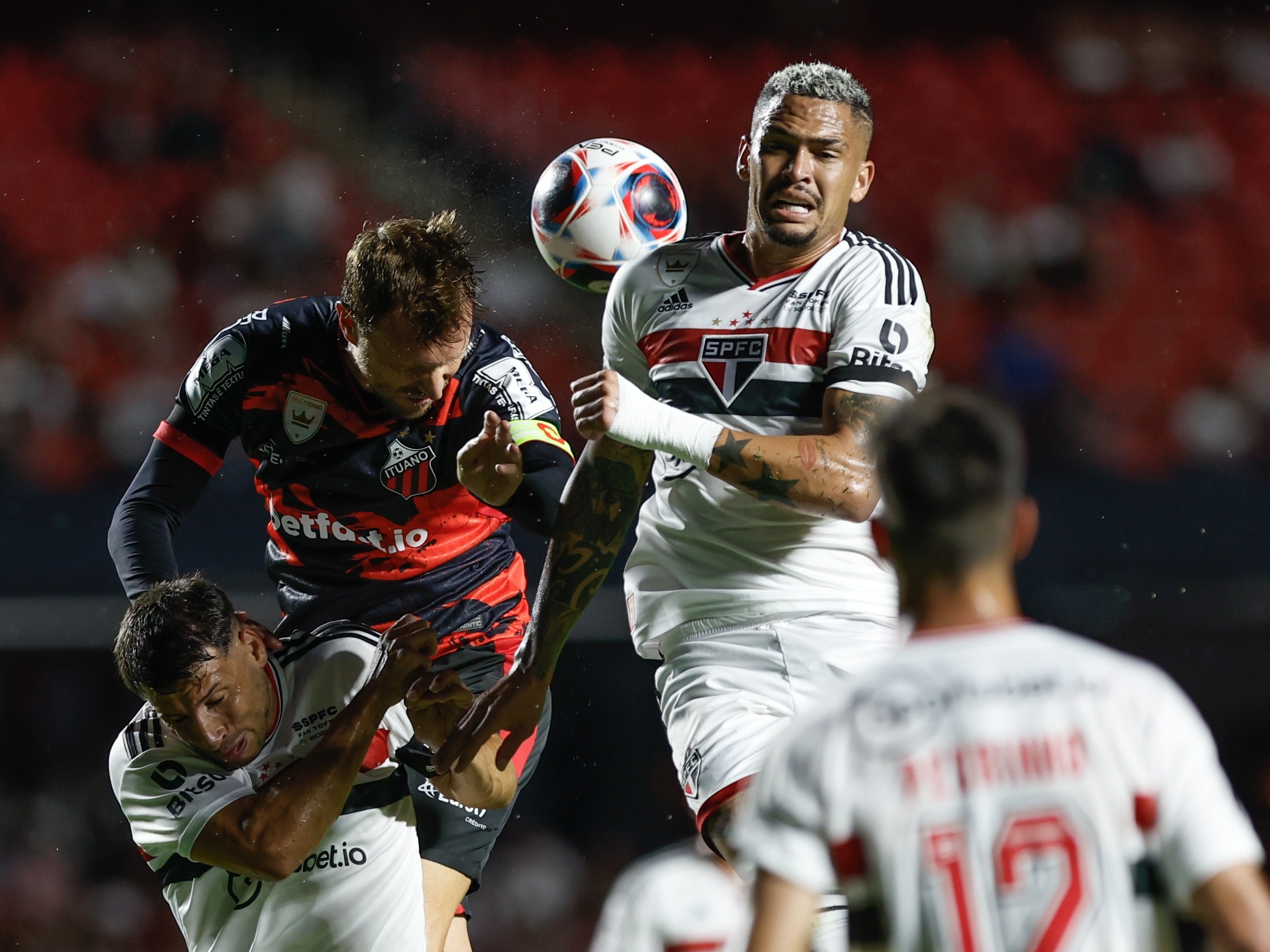 Torcida do São Paulo deixa claro que não terá paciência com time operário