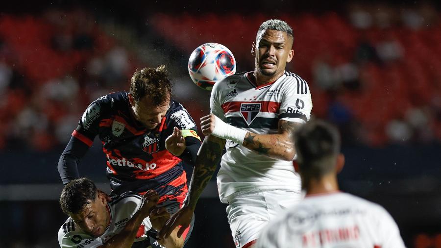Luciano disputa bola na partida entre São Paulo e Ituano, pelo Paulistão 2023 - Marcello Zambrana/AGIF
