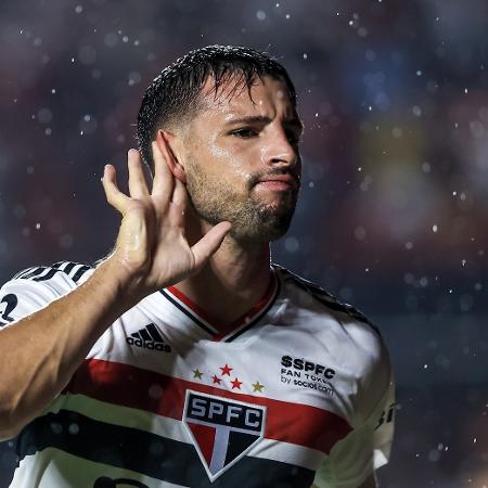Calleri, do São Paulo, comemora seu gol durante partida contra o Santos no Paulistão - Marcello Zambrana/AGIF