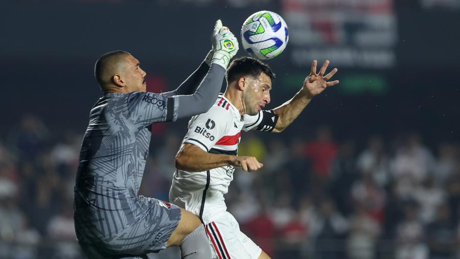 Jefferson Paulino e Calleri disputam a bola pelo alto em São Paulo x Ituano, jogo da Copa do Brasil - Marcello Zambrana/AGIF