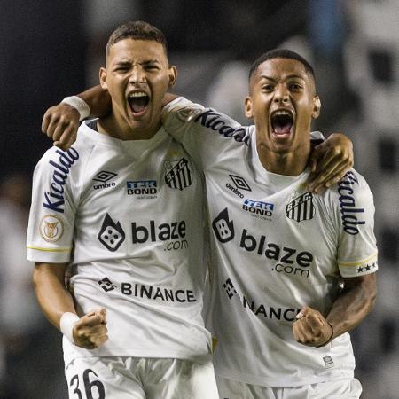 Deivid Washington e Ângelo comemoram gol do Santos sobre o Bahia em jogo do Campeonato Brasileiro - Abner Dourado/AGIF