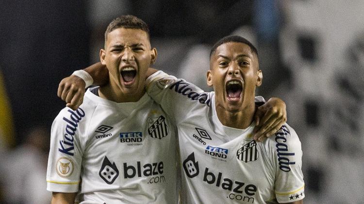 Deivid Washington and Ângelo celebrate Santos' goal against Bahia - Abner Dourado/AGIF - Abner Dourado/AGIF