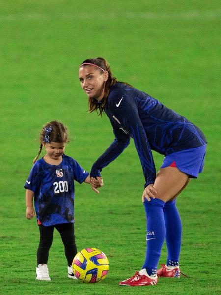 Alex Morgan, da seleção feminina dos EUA, brinca de bola com sua filha, Charlie
