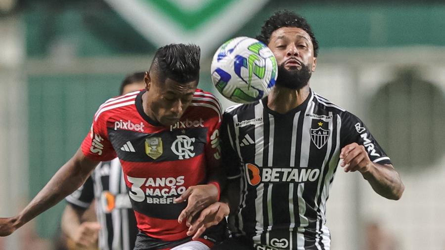 Bruno Henrique, do Flamengo, e Otávio, do Atlético-MG, disputam a bola em partida do Campeonato Brasileiro
