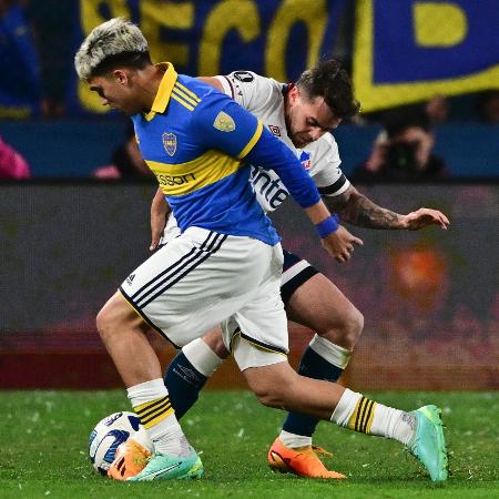 Zeballos, do Boca Juniors, em ação no jogo contra o Nacional, pelas oitavas da Libertadores