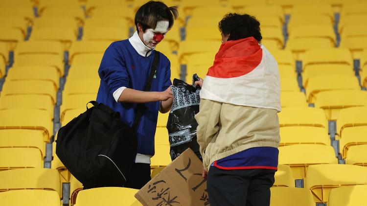 Torcedores do Japão limpam arquibancadas após vitória sobre a Noruega pela Copa do Mundo feminina