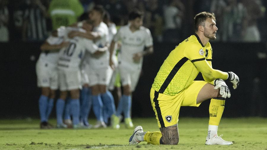 Jogadores do Grêmio comemoram enquanto Lucas Perri, do Botafogo, se lamenta