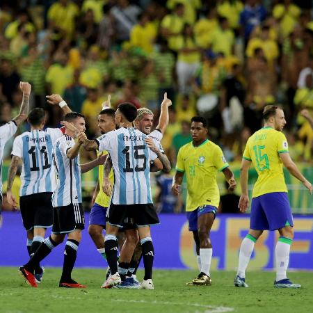 Jogadores da Argentina comemoram vitória sobre o Brasil nas Eliminatórias