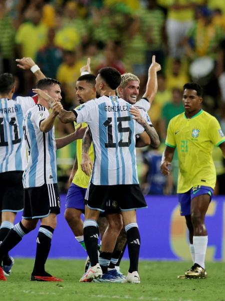 Jogadores da Argentina comemoram vitória sobre o Brasil nas Eliminatórias Jogadores da Argentina comemoram vitória sobre o Brasil nas Eliminatórias