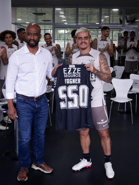 Fagner é homenageado pelos 550 jogos com a camisa do Corinthians