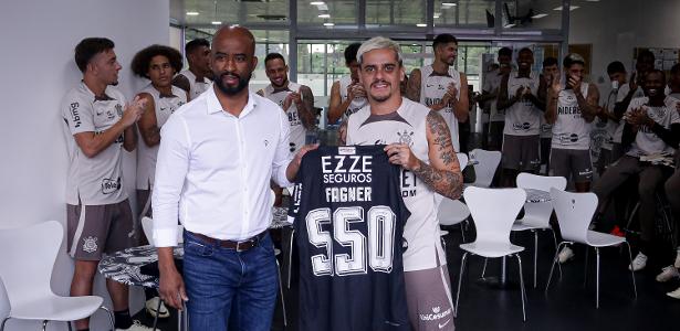 Fagner é homenageado por completar 550 jogos pelo Corinthians