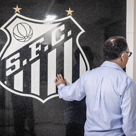 Presidente Marcelo Teixeira posa com símbolo do Santos Presidente Marcelo Teixeira posa com símbolo do Santos