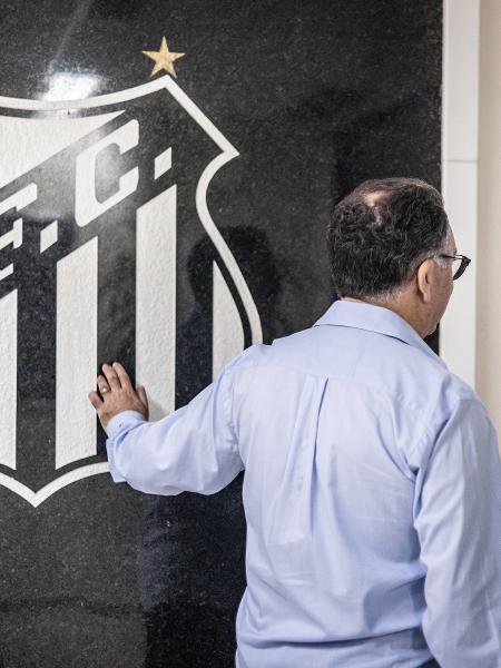 Presidente Marcelo Teixeira posa com símbolo do Santos  - Raul Baretta/ Santos FC
