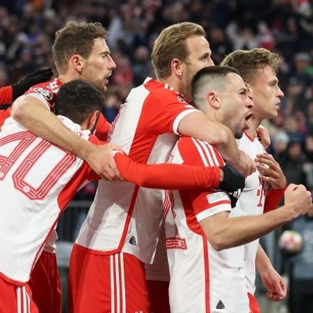 Joshua Kimmich, do Bayern, celebra gol junto com Harry Kane e Raphael Guerreiro durante as quartas de final da Liga dos Campeões - Stefan Matzke - sampics/Getty Images