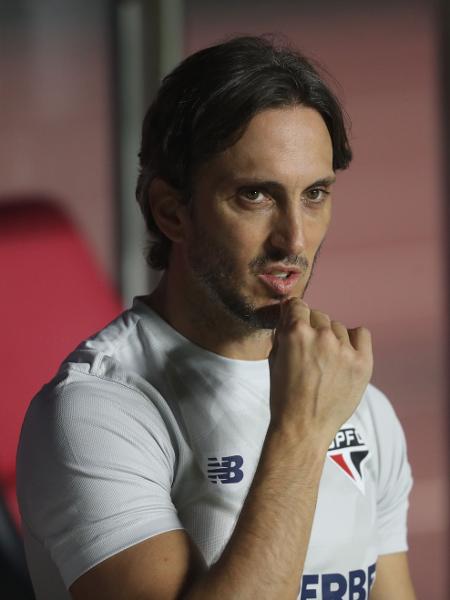 O técnico Luis Zubeldía, do São Paulo, no jogo contra o Palmeiras, pelo Brasileiro