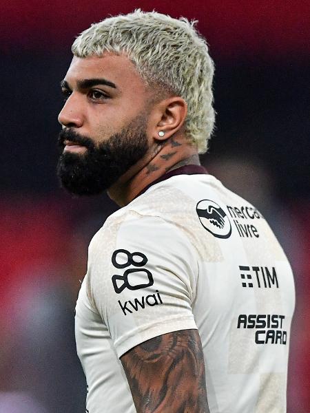 Gabigol observa torcedores durante Flamengo x Amazonas, jogo da Copa do Brasil
