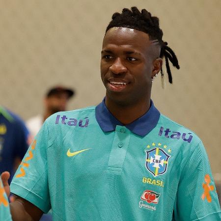 Vini Jr. chega à seleção de cabelo novo e em busca de troféus inéditos