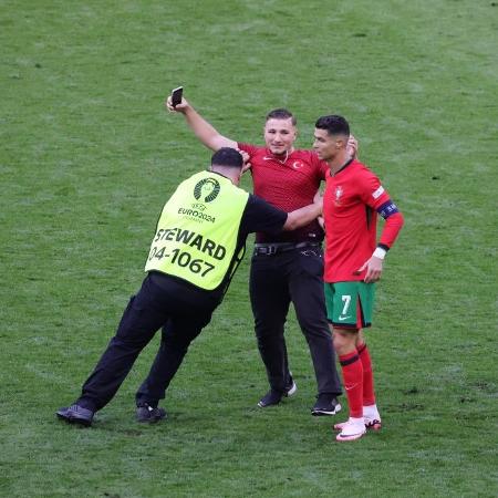 Torcedor invade gramado em jogo entre Turquia e Portugal para tirar foto com Cristiano Ronaldo