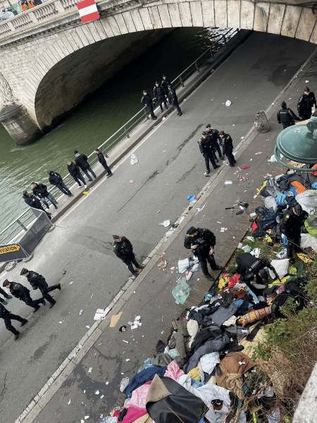 Policiais retiram moradores que moravam em uma ponte em Paris