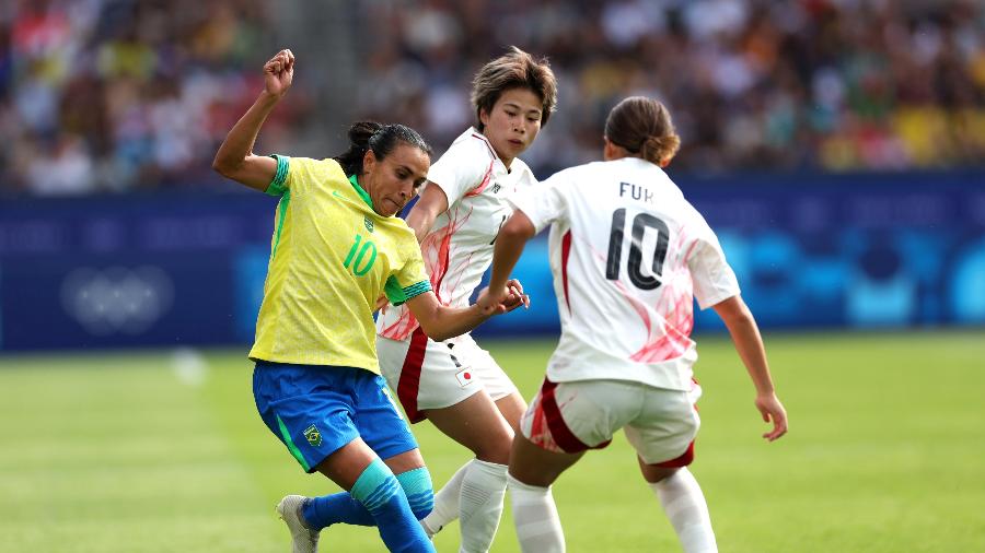 Marta tenta escapar da marcação na partida entre Brasil e Japão no futebol nas Olimpíadas de Paris 2024